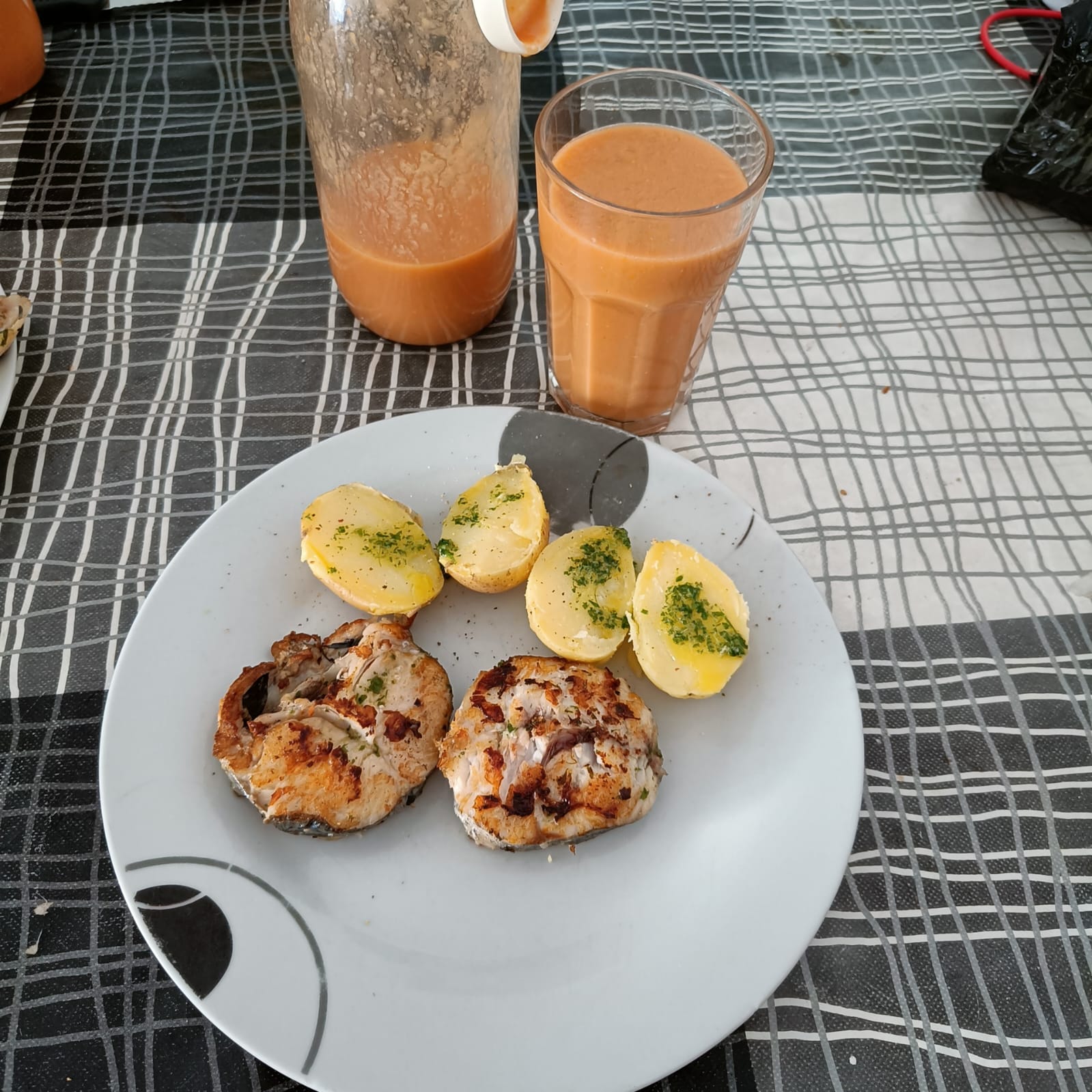 Imagen de Gaspatxo + lluç amb patata bullida amb all i julivert