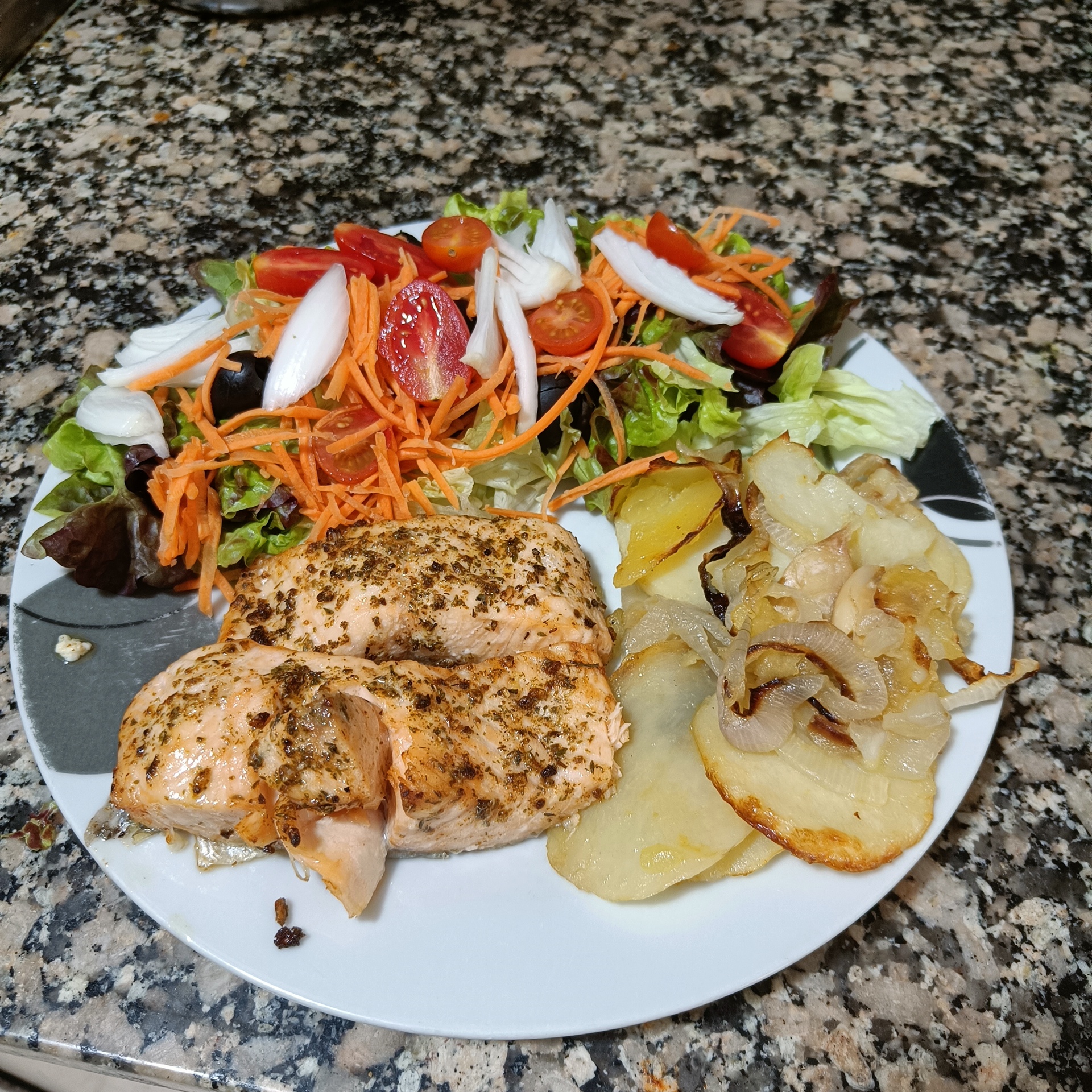 Imagen de Salmó a la planxa amb amanida variada i patates panadera amb ceba