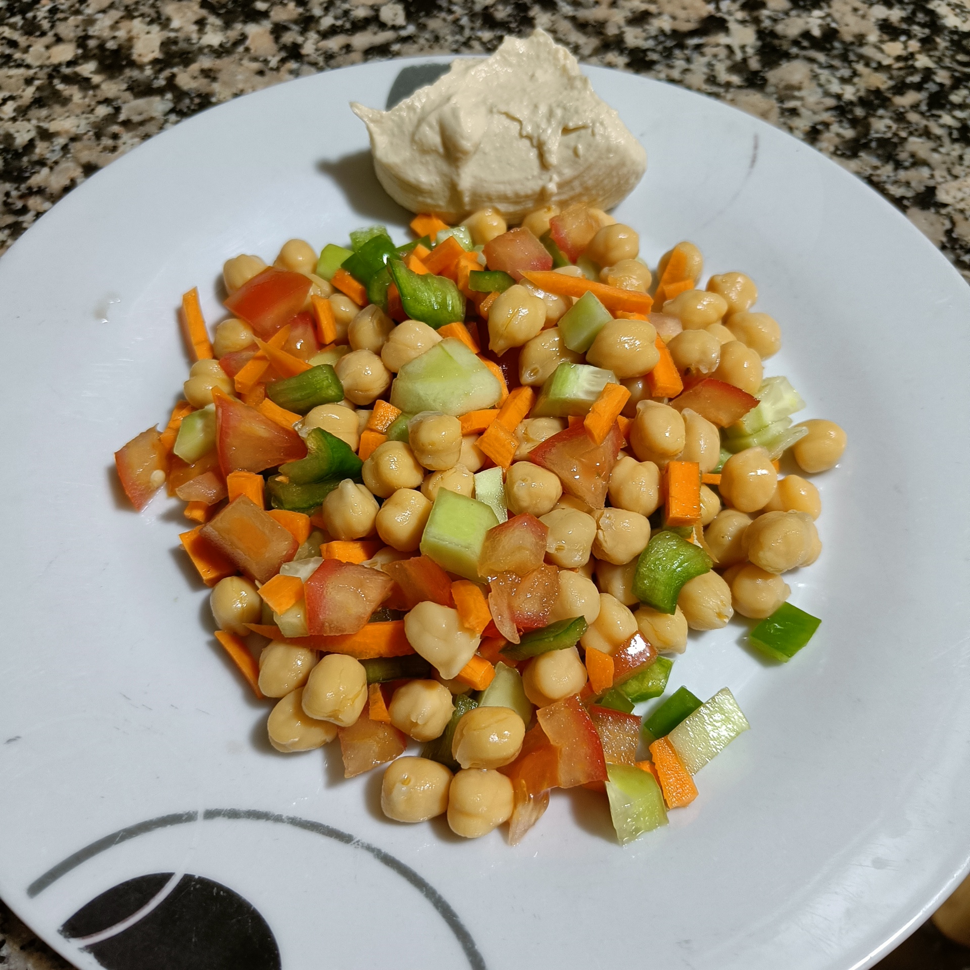 Imagen de Cigrons saltejats amb verdures + hummus casolà