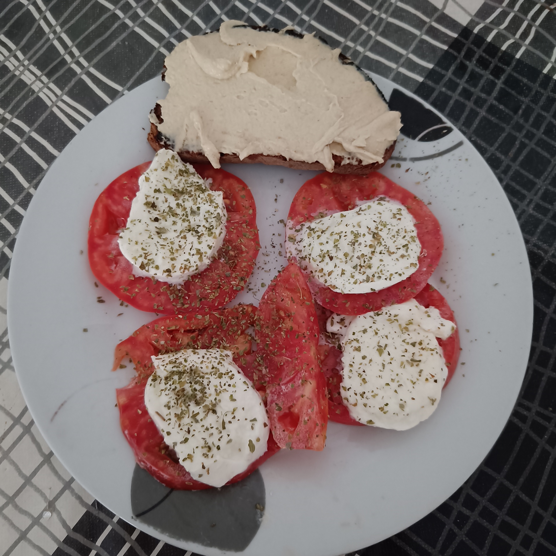 Imagen de Amanida caprese + hummus + bastonets integrals