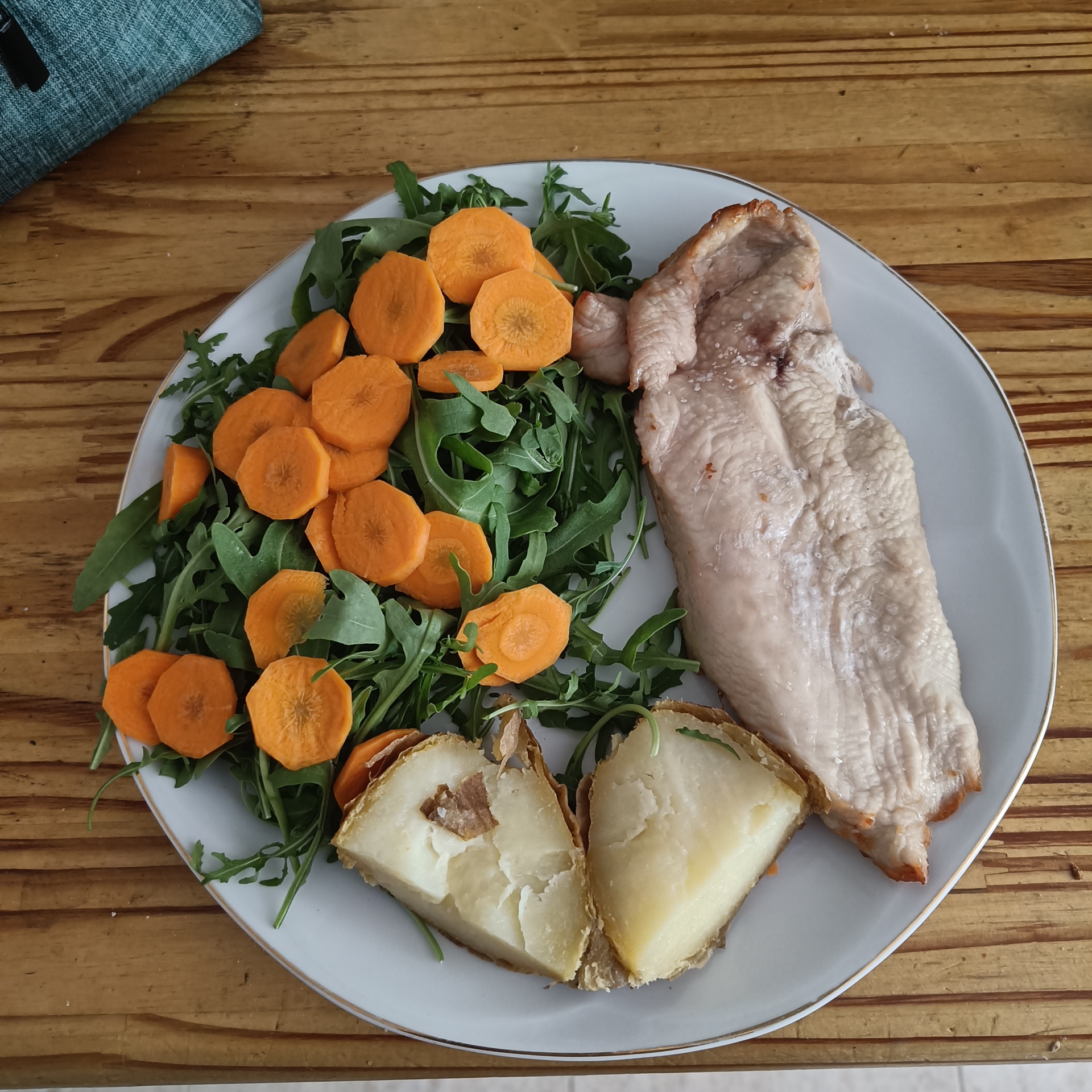 Imagen de Pit de pollastre o gall dindi + rúcula i pastanaga + patata al forn