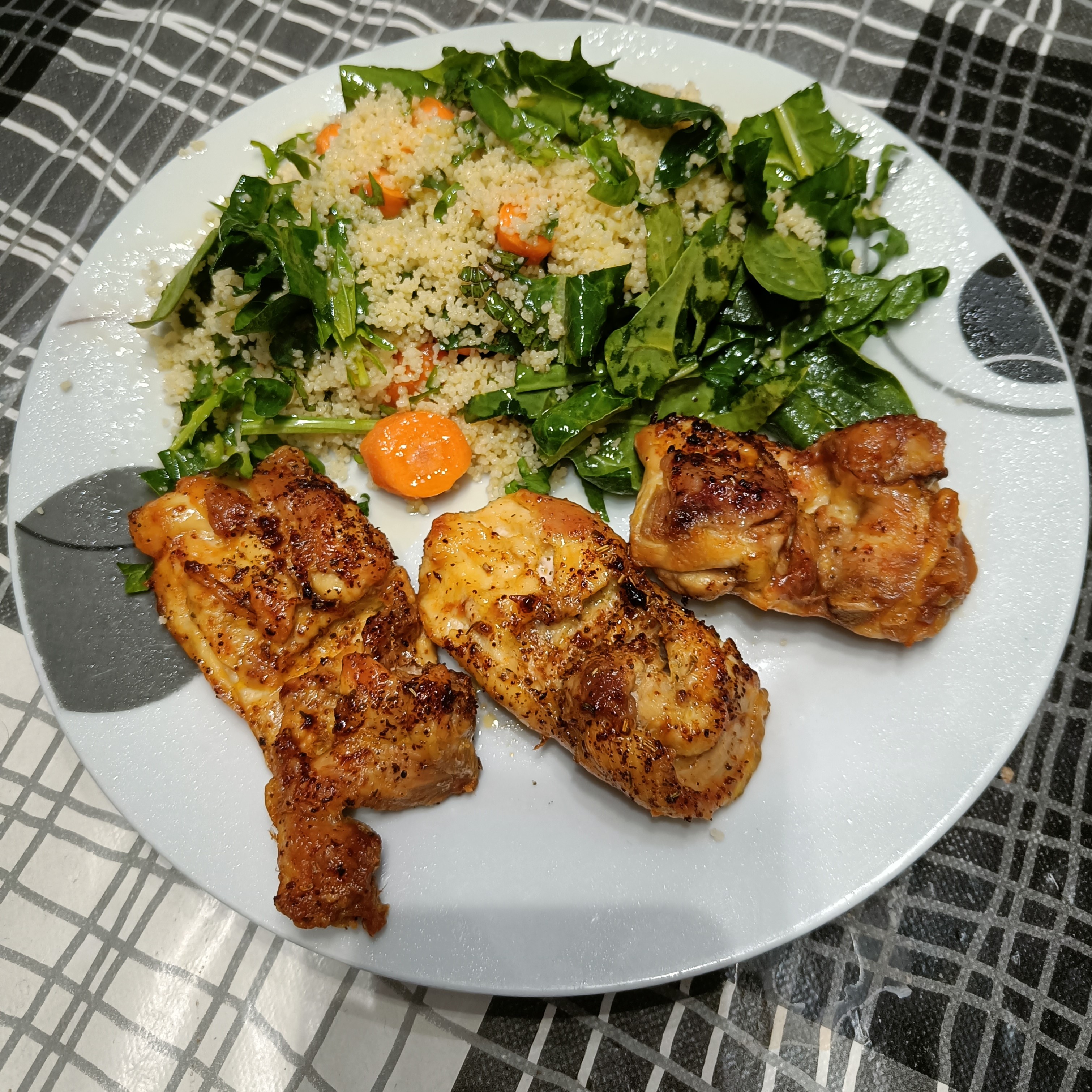 Imagen de Pollastre a l'airfryer + amanida de cuscús integral amb espinacs i pastanaga