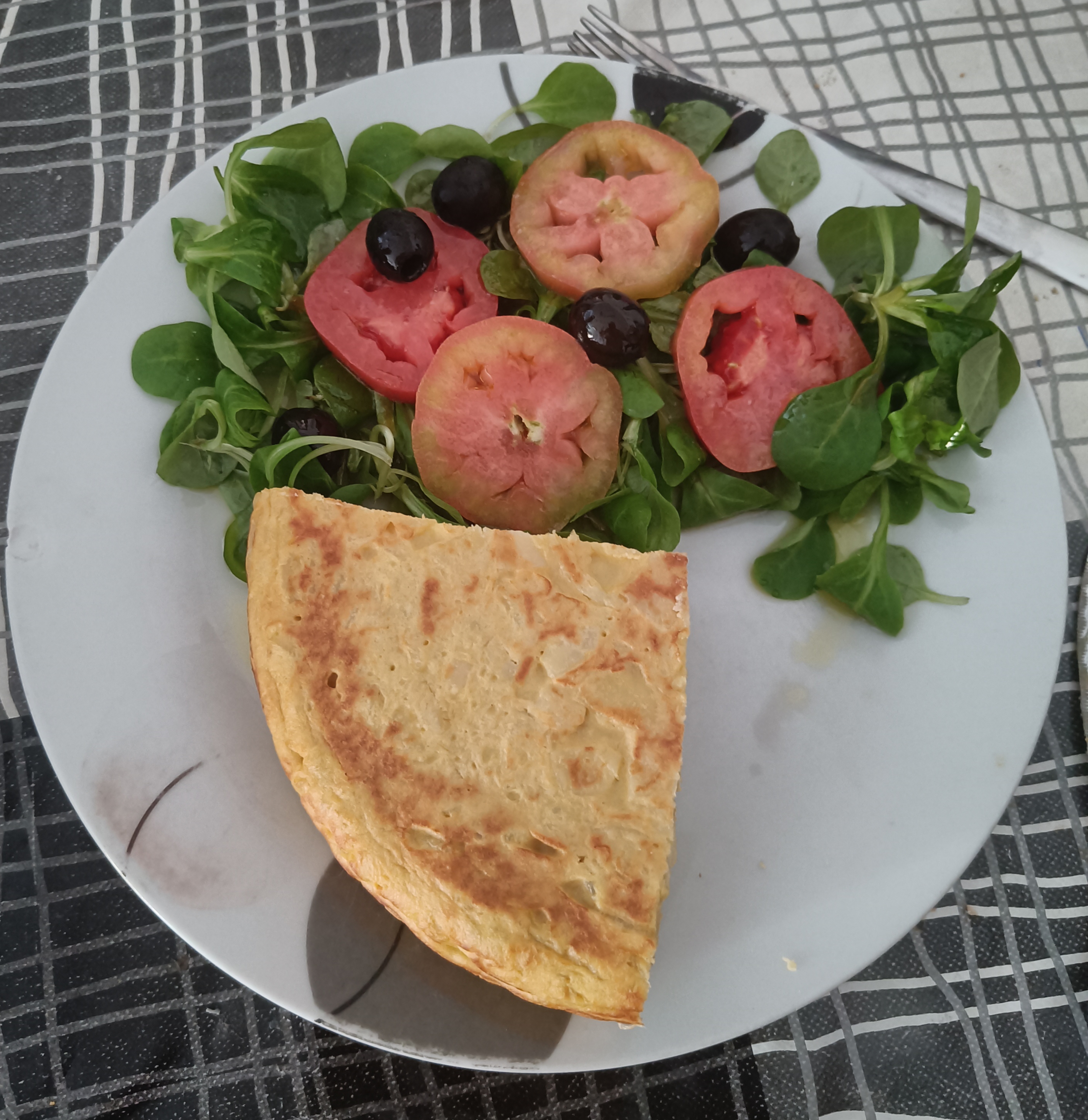 Imagen de Tortilla de patatas + ensalada de canónigos con tomate pimiento y olivas negras
