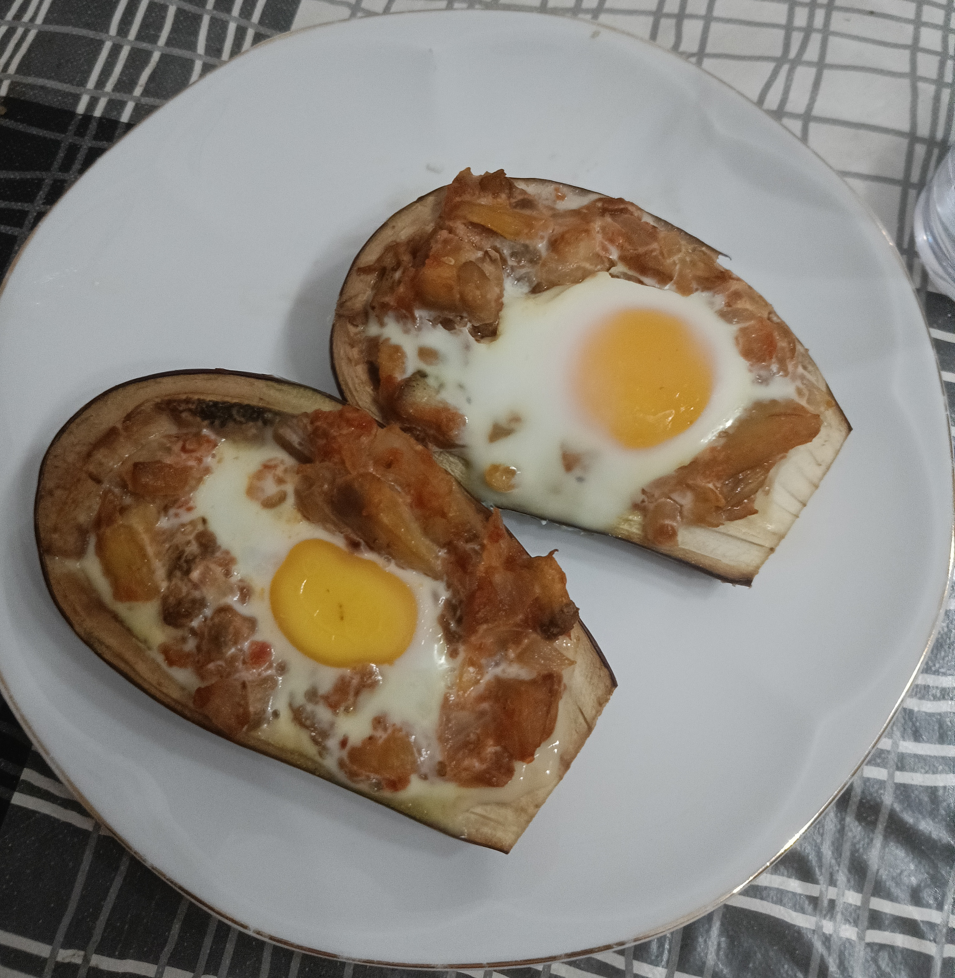 Imagen de Berenjenas rellenas de verduras + huevo al horno